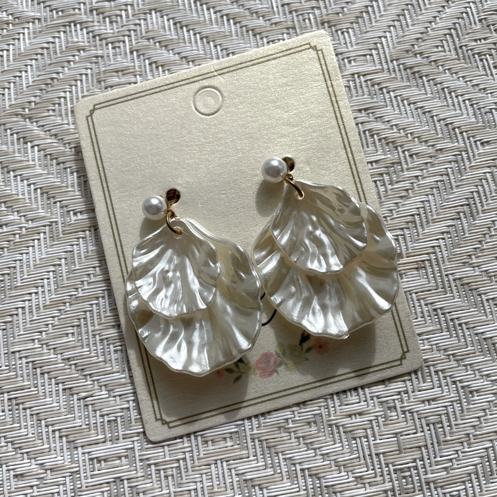 Pearl shape earrings